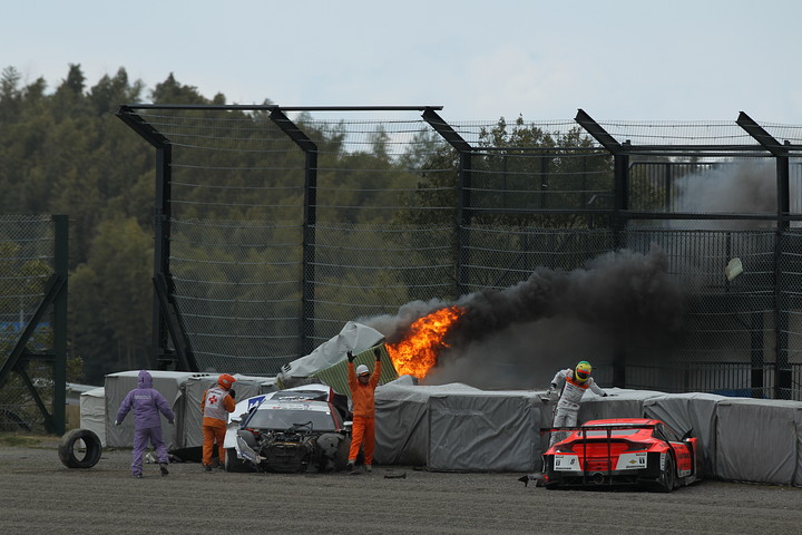 決勝レース: 1コーナーのアクシデントでクラッシュパッドが燃え上がった #1