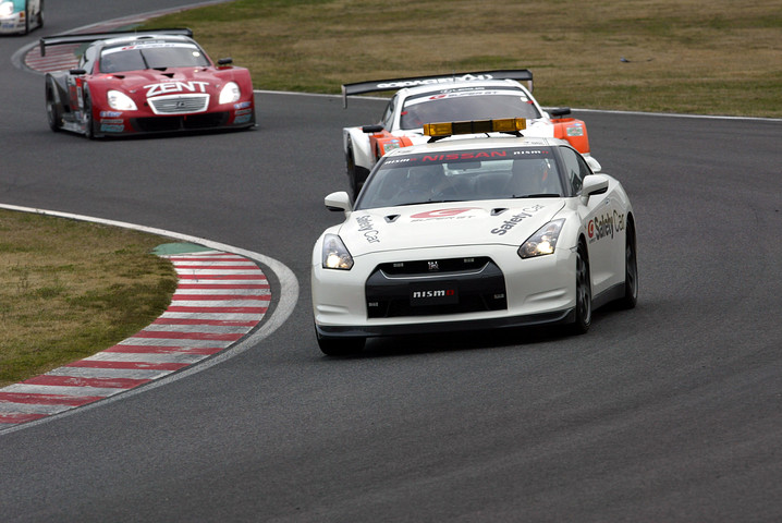 1コーナーでクラッシュしたマシンを排除するためセーフティカーが導入された