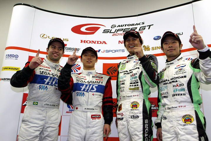 優勝記者会見: 両クラスの優勝したドライバーたち