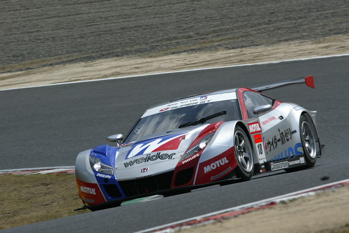 公式予選1回目: トップタイムは、ウイダーHSV-010（小暮卓史／ロイック・デュバル組）