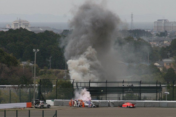 決勝レース: 1コーナーのアクシデントでクラッシュパッドが燃え上がった #2