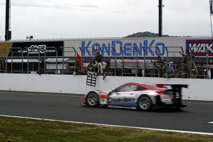 2位でゴールしチャンピオンを決めたウィダーHSV-010を迎える歓喜のピットクルー