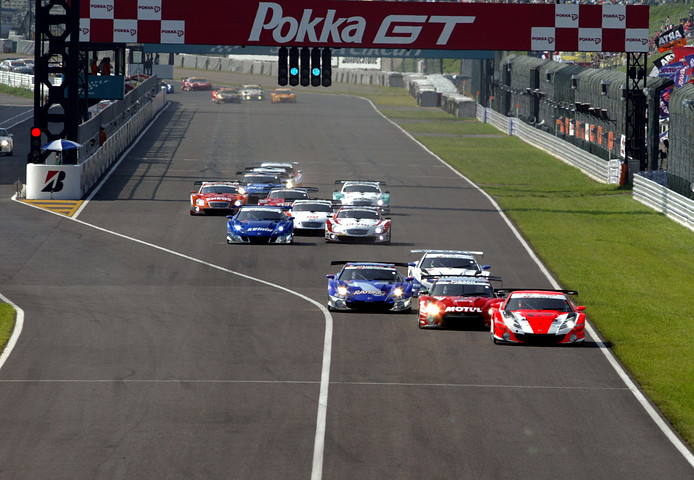 夕闇のゴールを目指して700kmレースがスタートした