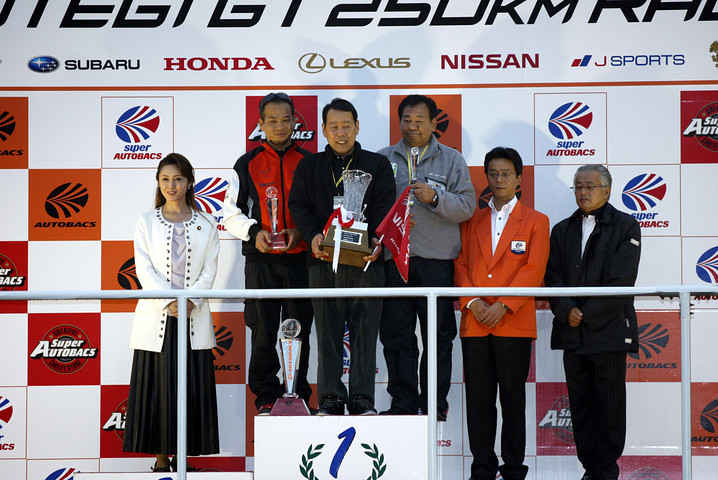 GT300クラスのチームチャンピオン表彰式