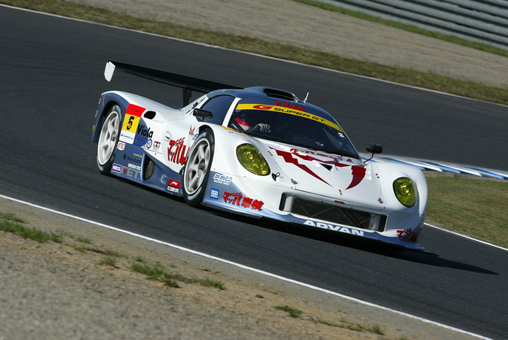 土曜日朝の公式練習で300クラストップタイムの、マッハGOGOGO車検408R（玉中哲二／黒澤治樹組）