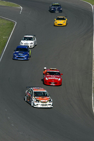 レースはセーフティーカーがコースインする展開となった