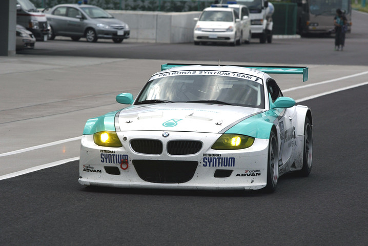 レース終盤、ドライビングスルーペナルティ受ける1号車のPETRONAS SYNTIUM BMW Z4M COUPE