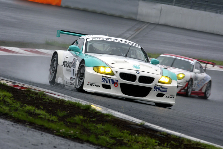 ST1クラスのポールポジションは、PETRONAS SYNTIUM BMW Z4M COUPE（谷口信輝／柳田真孝／イルマン・シャーロム組）