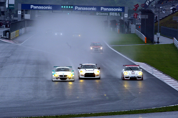 雨のなか4時間の決勝レースがスタートした