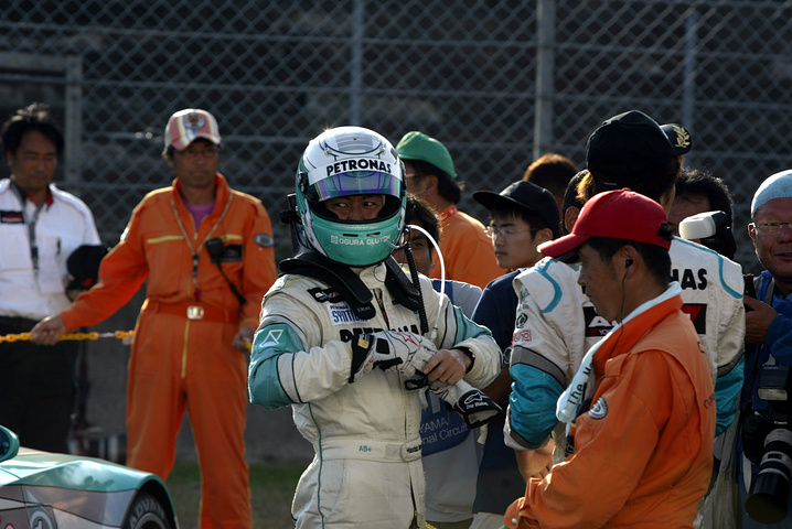 トップでチェッカーを受けた柳田真孝（PETRONAS SYNTIUM BMW Z4M COUPE）