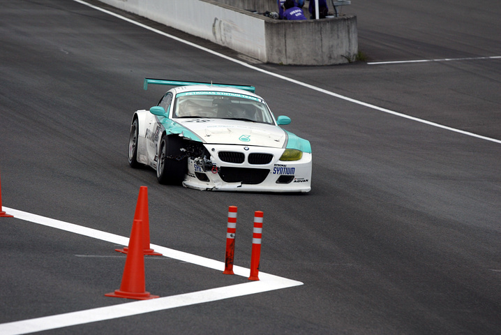 PETRONAS SYNTIUM BMW Z4M COUPEがクラッシュ！