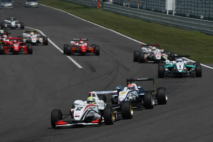 予選2位からスタートした安田裕信（スリーボンド）が1コーナーまでにトップに立った