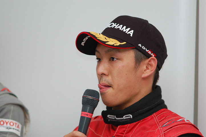 決勝記者会見: Cクラス優勝の関口雄飛（B-MAX）