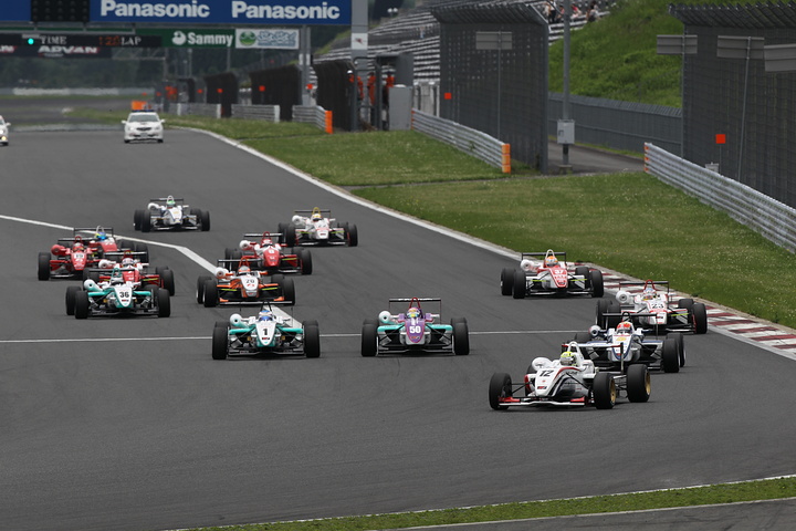 21周の決勝レースがスタートした