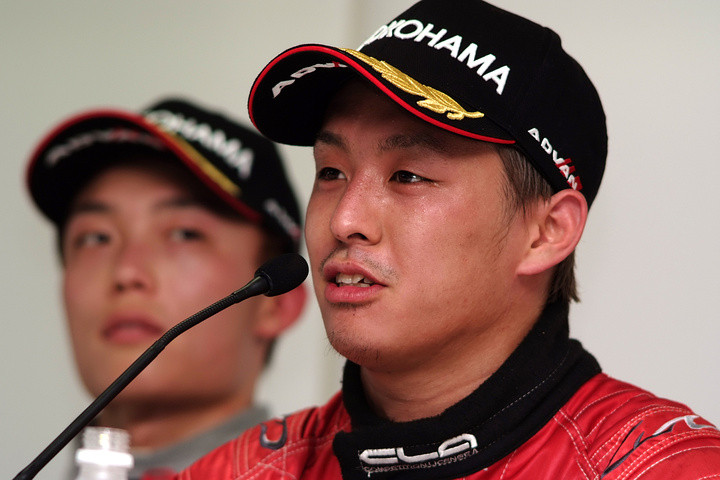 決勝記者会見: Cクラス優勝の関口雄飛（B-MAX）