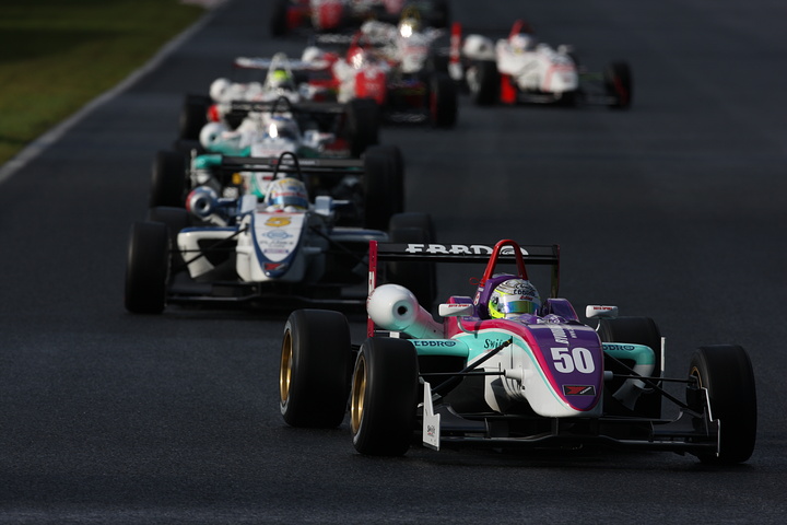 18周の決勝レースがスタートした