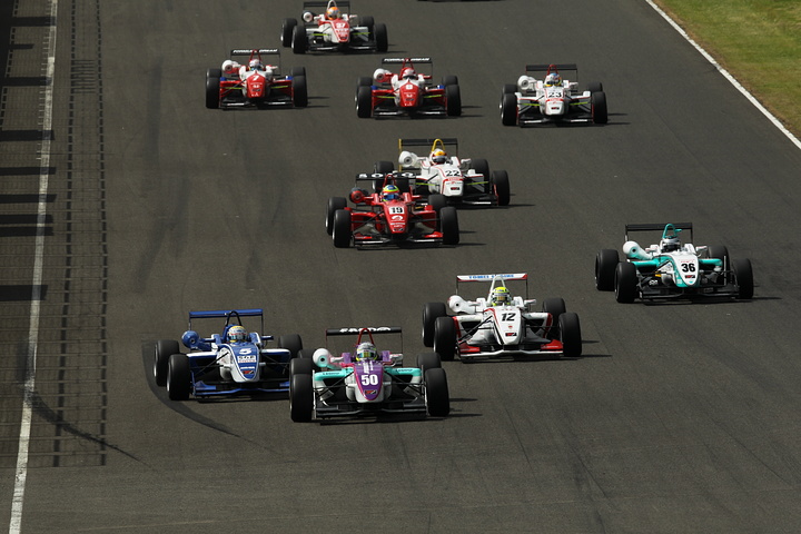 25周の決勝レースがスタートした #1