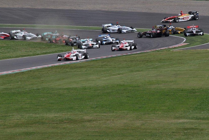 スタートを失敗した山本尚貴は接触してコースアウト、その余波で混乱する1コーナー