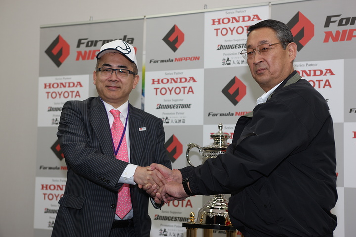 年間チャンピオンに授与される観光庁長官杯の発表が行われた