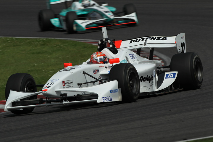 決勝2位は、ピットストップで後退した小暮卓史（ナカジマ）