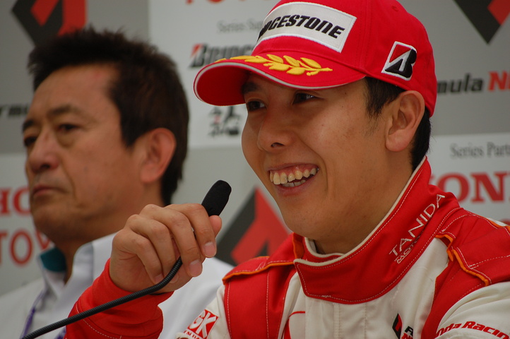 決勝記者会見: 2位の小暮卓史（ナカジマ）