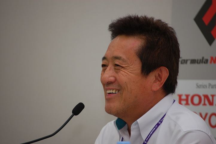 決勝記者会見: 優勝チーム監督の館信秀氏（トムス）