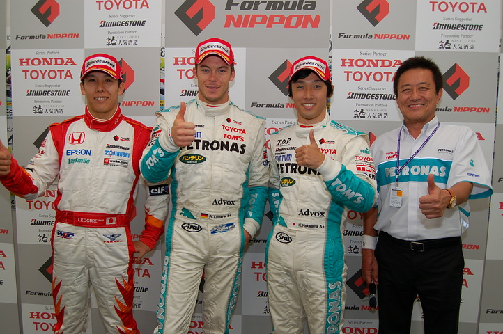 決勝記者会見後のフォトセッション: トップ3のドライバーと優勝チーム監督