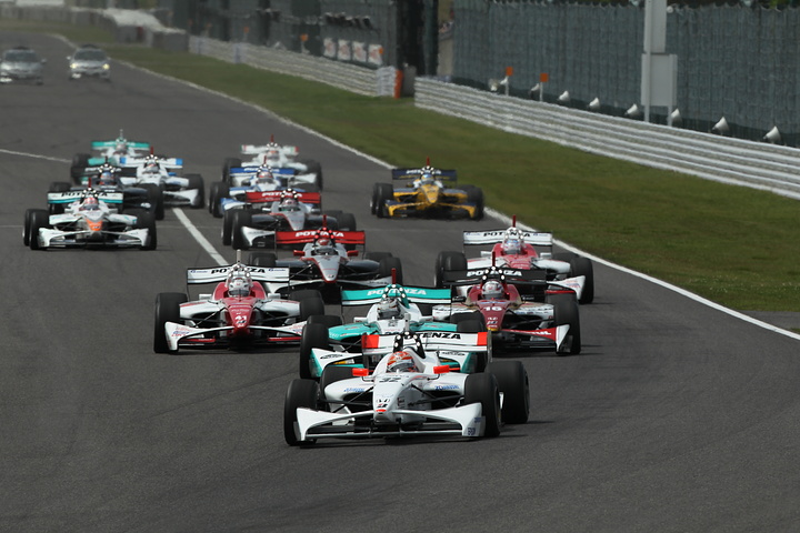 ホールショットを奪ったのは小暮卓史（ナカジマ）