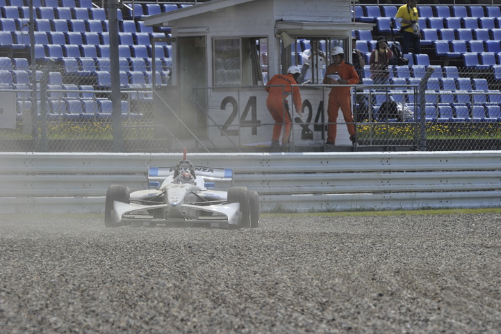 フリー走行1回目: コースアウトした中嶋大祐（ナカジマ）は15位でこのセッションを終える