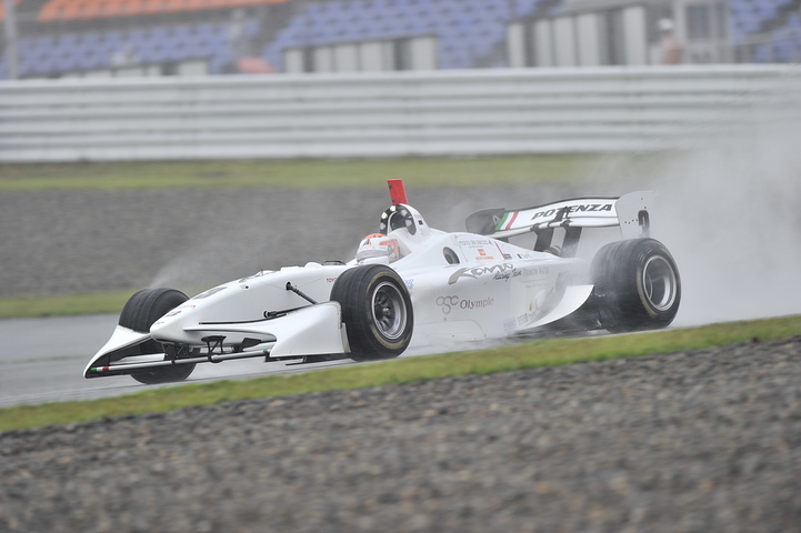 フリー走行2回目: 雨の中、2位以下をぶっちぎり非凡な才能を見せつけたアンドレア・カルダレッリ（コンドー）がトップタイム