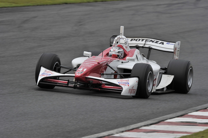 決勝3位はポールスタートの塚越広大（ダンデライアン）