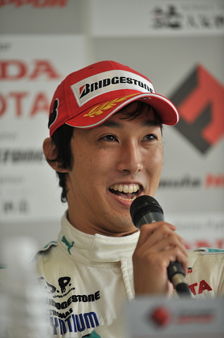 決勝記者会見: 優勝の中嶋一貴（トムス）