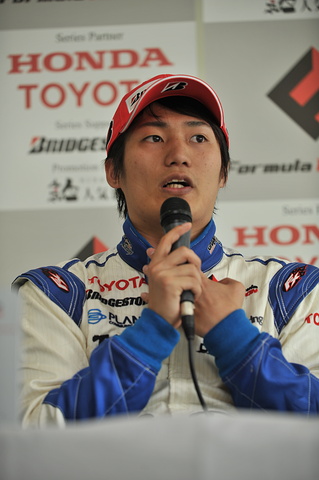 決勝記者会見: 決勝2位の大嶋和也（ルマン）