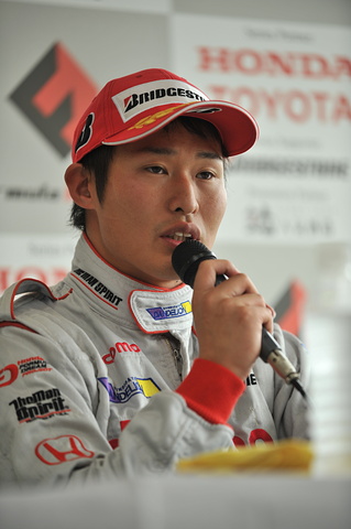 決勝記者会見: 決勝3位の塚越広大（ダンデライアン）