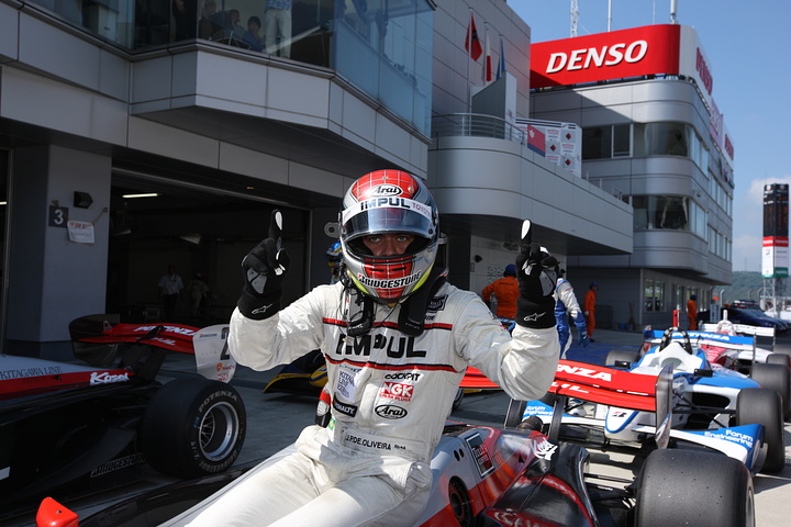 ポールポジションでガッツポーズのジョアオ・パオロ・デ・オリベイラ（インパル）