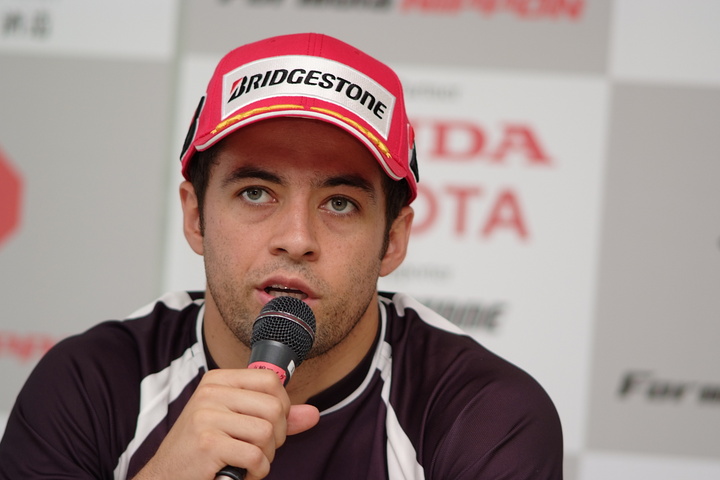 公式予選記者会見: ポールポジションのジョアオ・パオロ・デ・オリベイラ（インパル）