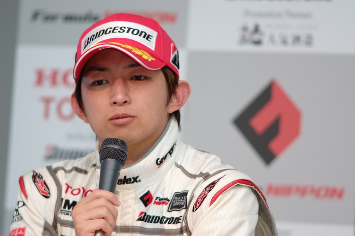 決勝記者会見: 決勝2位の平手晃平（インパル）