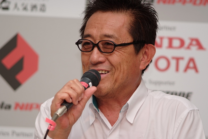 決勝記者会見: 優勝チーム監督の館信秀氏（トムス）