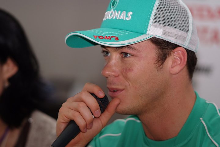 特別記者会見: ルマンで優勝したアンドレ・ロッテラー（トムス）