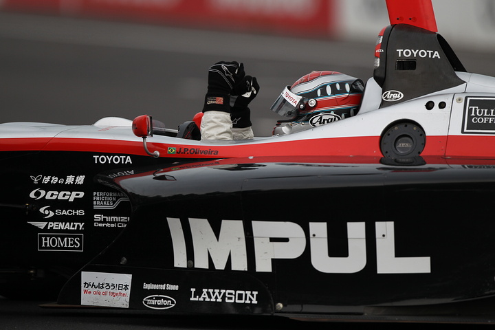 ウイニングラップでガッツポーズのジョアオ・パオロ・デ・オリベイラ（インパル）