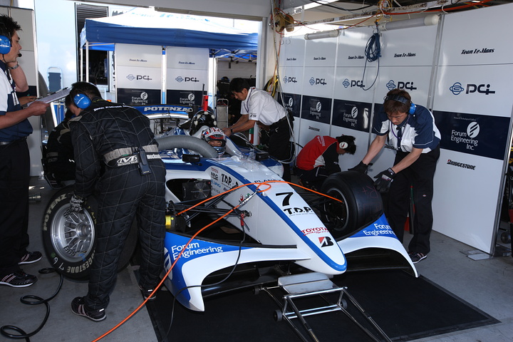 公式予選でピットに待機する大嶋和也（ルマン）