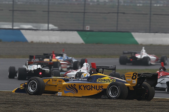 決勝レース1: カルダレッリに追突されコースアウトする石浦宏明（キグナス）