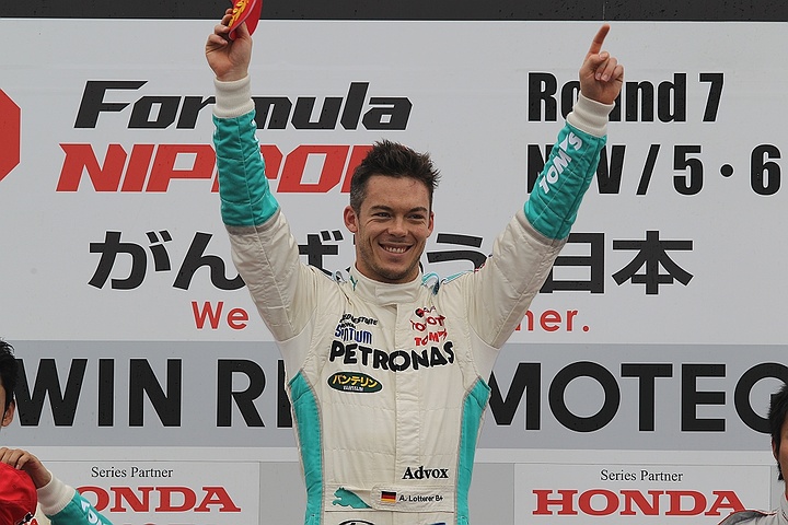 レース2を待たずして悲願のシリーズチャンピオンを決め、喜びのアンドレ・ロッテラー（トムス）