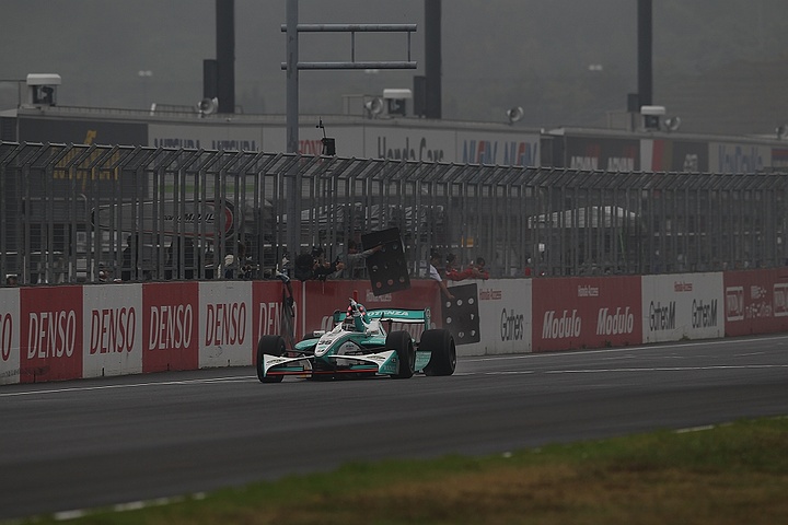 決勝レース1: トップでチェッカーを受けるアンドレ・ロッテラー（トムス）