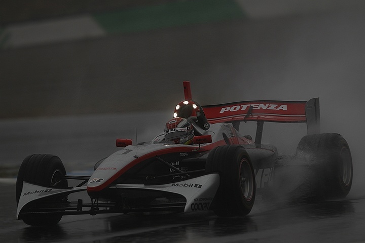 決勝レース2: 3位はジョアオ・パオロ・デ・オリベイラ（インパル）