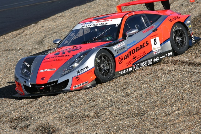 JAFGP第2レース公式予選: グラベルに飛び出すGT500クラスの武藤英紀（ARTA HSV-010）