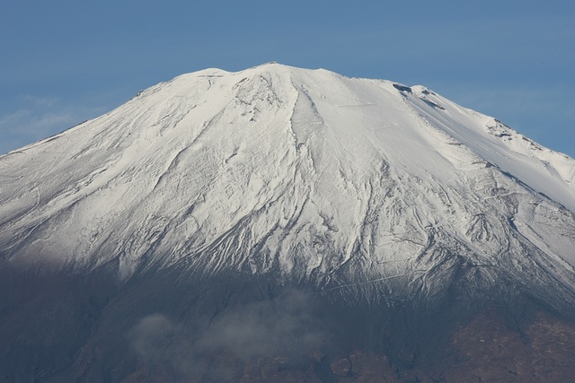 富士スピードウェイは朝から快晴、冠雪した富士山もくっきり