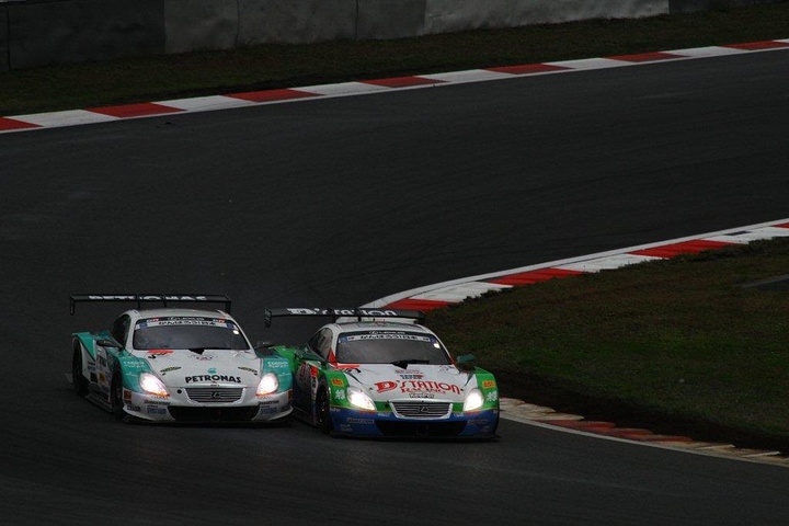 JAFGP GT500クラス第1レース: 最終ラップのヘアピンでロッテラー（左）を捉え2位に上がる脇阪寿一（右）