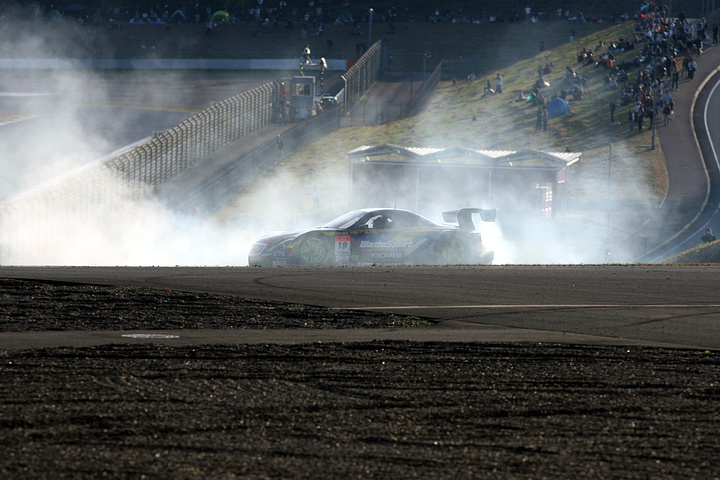 JAFGP GT500クラス第2レース: スタート直後1コーナーでスピンする荒聖治