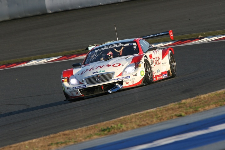 JAFGP GT500クラス第2レース: 松田次生車のパーツがフロントにひっかかるも走行を続けた石浦宏明
